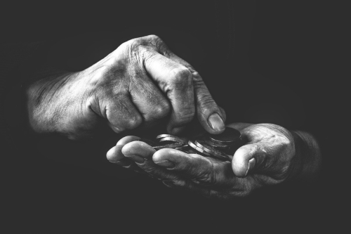 Geldzählende alternde Hände - in schwarz weiß