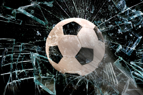 Fußball durch Scheibe